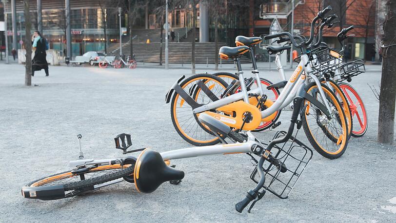 Leihfahrräder stehen und liegen am Potsdamer Platz. Ungünstig abgestellte Leihfahrräder in den Großstädten sorgen zunehmend für Unmut.