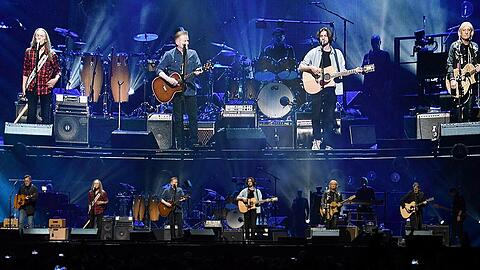 Unten auf der Bühne stehen die fünf Eagles von 2019: Vince Gill, Timothy B. Schmit, Don Henley, Deacon Frey und Joe Walsh. Darüber sind die Herren auf Großleinwand zu sehen.