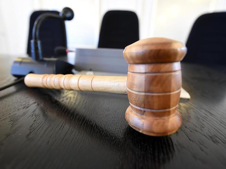 Auf einer Richterbank liegt ein Richterhammer. Foto: Uli Deck/dpa/Symbolbild