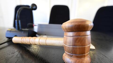 Auf einer Richterbank liegt ein Richterhammer. Foto: Uli Deck/dpa/Symbolbild