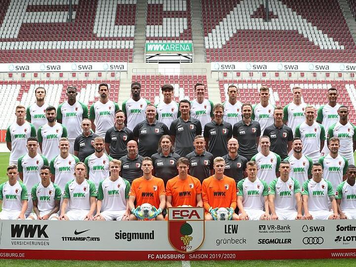 Der FC Augsburg posiert für die Kamera. Foto: Karl-Josef Hildenbrand/Archiv