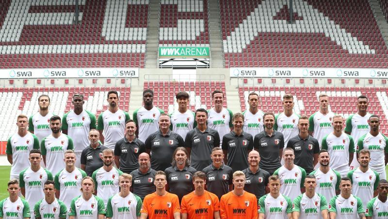 Der FC Augsburg posiert für die Kamera. Foto: Karl-Josef Hildenbrand/Archiv