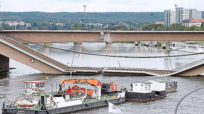 Ein Bootsanleger wird aus dem Umfeld der Carolabrücke in Dresden bewegt. Eingestürzt ist sie am Mittwochmorgen.