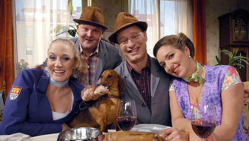 Ein TV-Liebling: "Hausmeister Krause - Ordnung muss sein" (2005) - die chaotische Familie Krause (v.l.n.r. Janine Kunze, Axel Stein, Tom Gerhardt, Irene Schwarz). Ein TV-Liebling: "Hausmeister Krause - Ordnung muss sein" (2005) - die chaotische Familie Krause (v.l.n.r. Janine Kunze, Axel Stein, Tom Gerhardt, Irene Schwarz).
