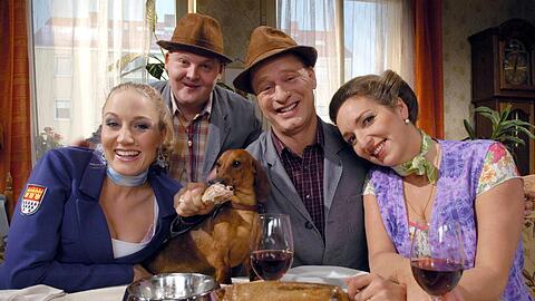 Familie Krause, bestehend aus Janine Kunze, Axel Stein, Tom Gerhardt und Irene Schwarz. Von 1999 bis 2010 lief die Serie "Hausmeister Krause" bei Sat.1.
