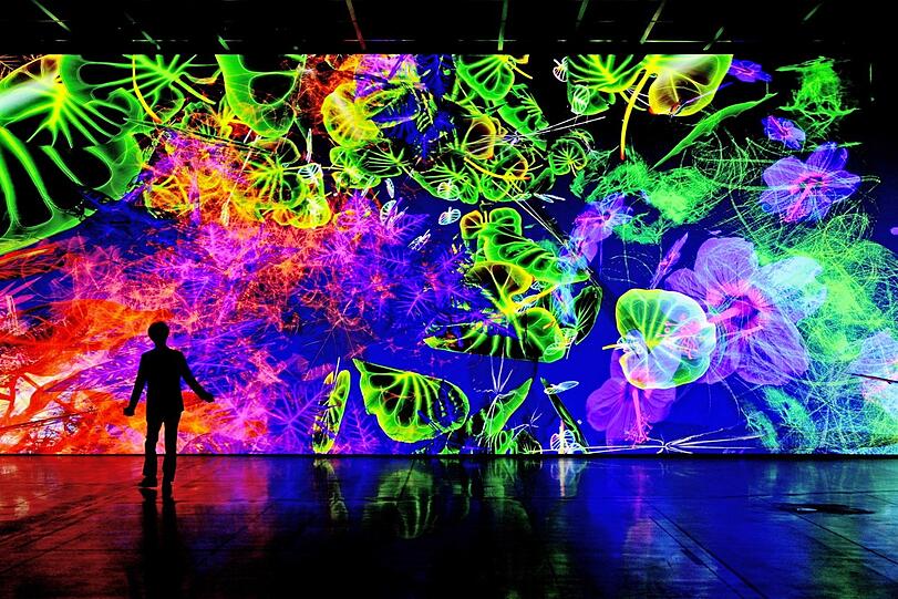 Monet 3.0? Miguel Chevalier verneigt sich mit der generativen und interaktiven Installation „Meta-Nature AI“ vor seinem großen Vorbild.