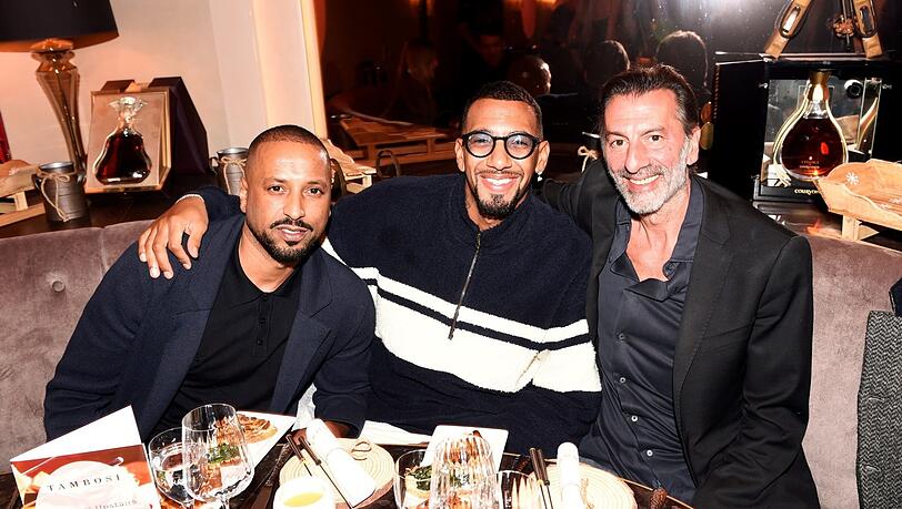 Feiern die Eröffnung der "Winteralm" am Donnerstag gemeinsam: DJ Ramon Ido (v.l.) mit Ex-Bayern-Star Jerome Boateng und Hausherr Ugo Crocamo ("H'ugo's", "Tambosi".