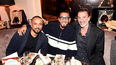 Feiern die Eröffnung der "Winteralm" am Donnerstag gemeinsam: DJ Ramon Ido (v.l.) mit Ex-Bayern-Star Jerome Boateng und Hausherr Ugo Crocamo ("H'ugo's", "Tambosi".