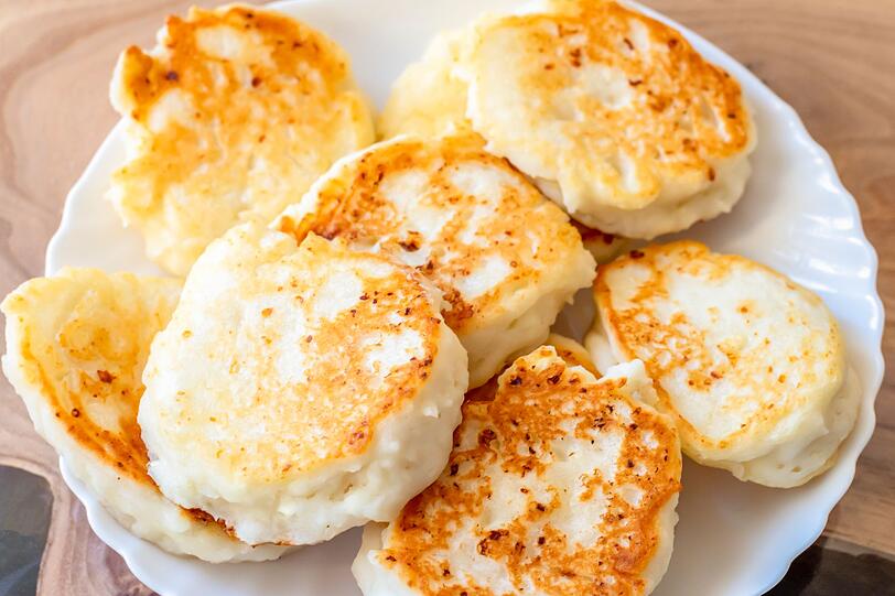 Ein einfaches Rezept f&uuml;r eiwei&szlig;reiche Pancakes: Drei Eier, 200 Gramm Quark, H&uuml;ttenk&auml;se oder griechischer Joghurt, drei Essl&ouml;ffel Proteinpulver und ein Teel&ouml;ffel Vanille. Alles im Mixer glatt p&uuml;rieren und die Pancakes in etwas Oliven&ouml;l oder Ghee in der Pfanne ausbacken. Tipp: Mischen Sie Proteinpulver auch in Smoothies - das senkt die Wirkung des enthaltenen Fruchtzuckers auf den Blutzucker.