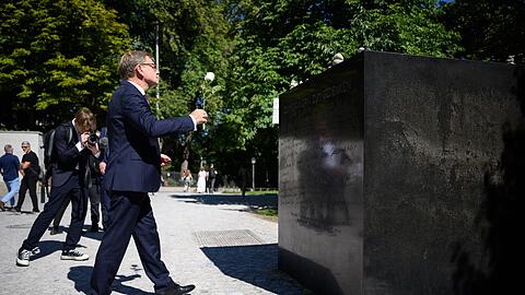 Au&szlig;enminister Johann Wadephul (CDU) besucht zum Abschluss seines Besuches in M&uuml;nchen das Denkbal "Wei&szlig;e Rose", das an den studentischen Widerstand gegen die Nazis erinnert.