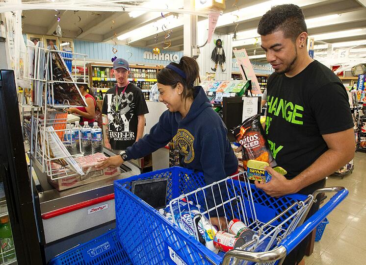 Einkaufen für den Notfall: Zwei Bewohner von Honolulu bevorraten sich auf Hawaii mit dem nötigsten, bevor der angekündigte Tsunami die Inselgruppe erreicht.