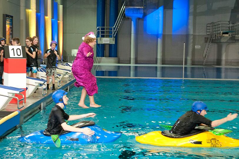 Moderatorin "Cindy aus Marzahn" schwimmt am Rande der Wette "Kajak" im Wasser. Foto: Max Kohr/ZDF