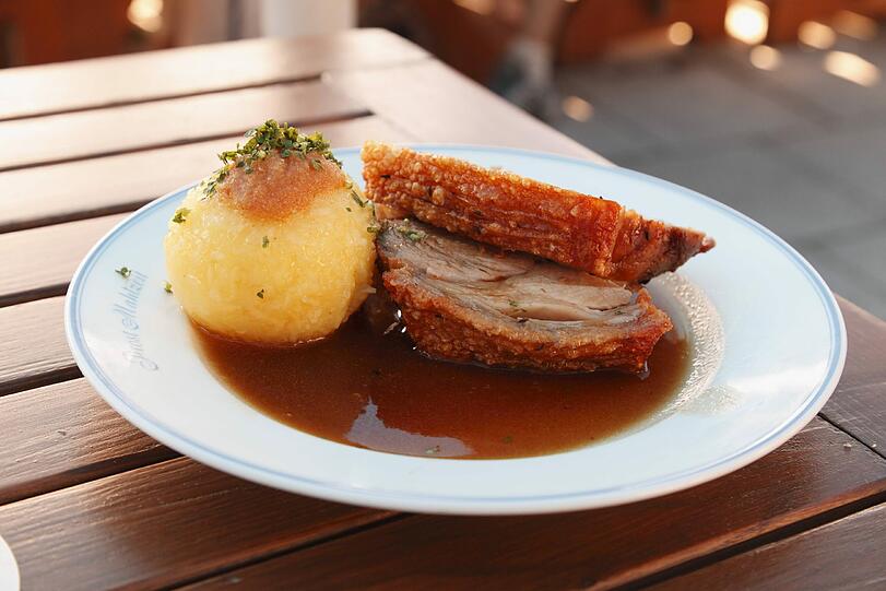 Essen: Deftig mögen es alle im Süden. Schweinebraten in Bayern...