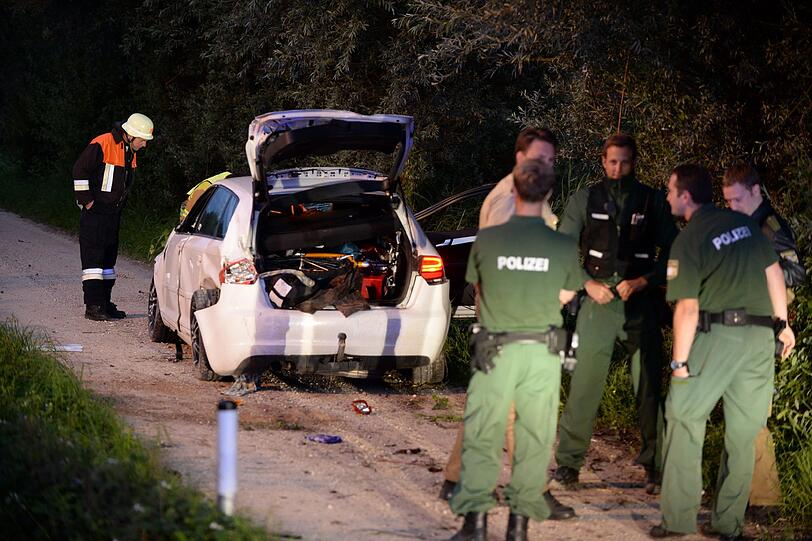 Nachdem er die Autobahn verließ, krachte der 43-Jährige auf dem Chiemseeradweg gegen einen Baum.