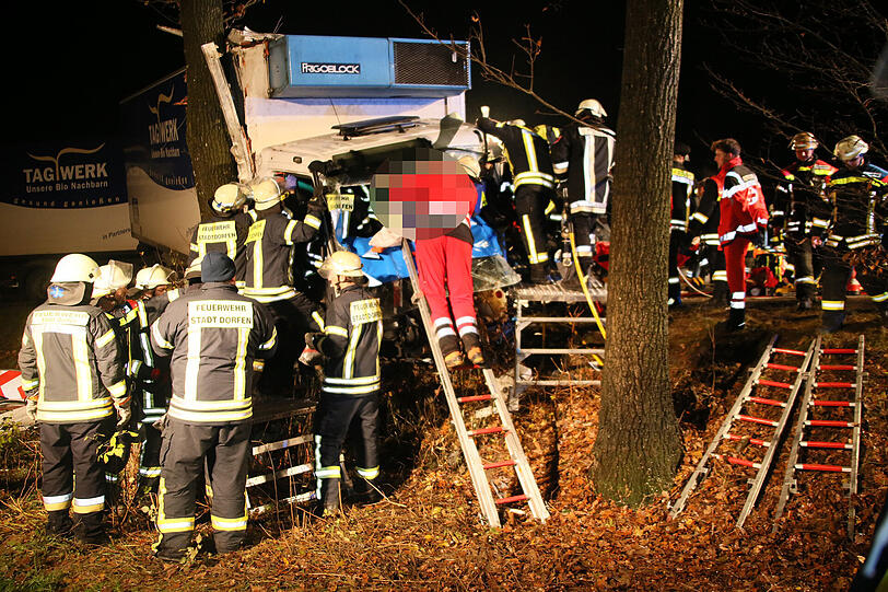 Unfall zwischen Dorfen und Erding: Drei Lkw sind in einen Crash verwickelt. Die Bilder vom Crash.