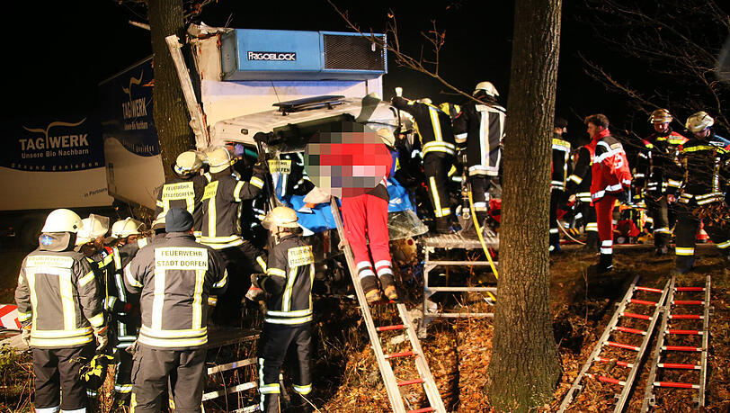 Unfall zwischen Dorfen und Erding: Drei Lkw sind in einen Crash verwickelt. Die Bilder vom Crash. Unfall zwischen Dorfen und Erding: Drei Lkw sind in einen Crash verwickelt. Die Bilder vom Crash.