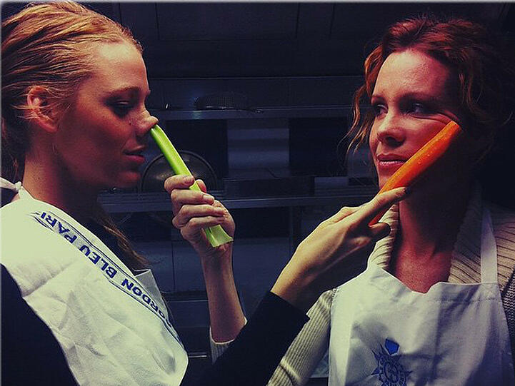Blake Lively und ihre Halbschwester Robyn scheinen alles andere zutun als zu kochen