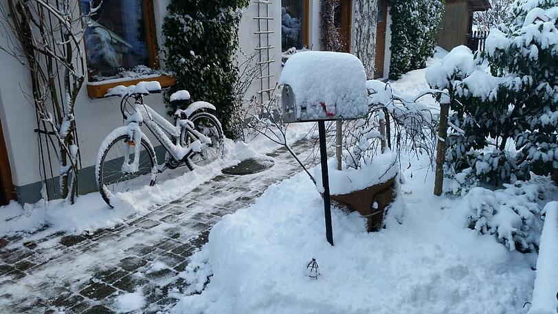Auch den Münchner Süden hat der Winter fest im Griff: In der Nacht zu Sonntag wurde dieser Garten in Holzkirchen ordentlich eingeschneit.