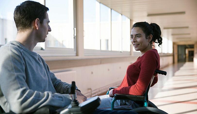 Begegnung auf dem Gang: Ben (Pablo Pauly) merkt, dass man auch mit Mädchen offen reden kann, wenn sie so sind wie Samia (Nailia Harzoune).