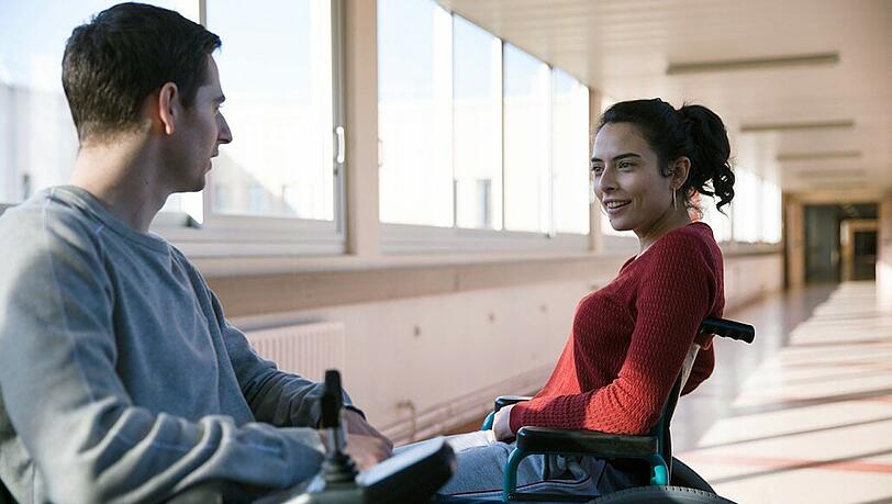 Begegnung auf dem Gang: Ben (Pablo Pauly) merkt, dass man auch mit Mädchen offen reden kann, wenn sie so sind wie Samia (Nailia Harzoune).