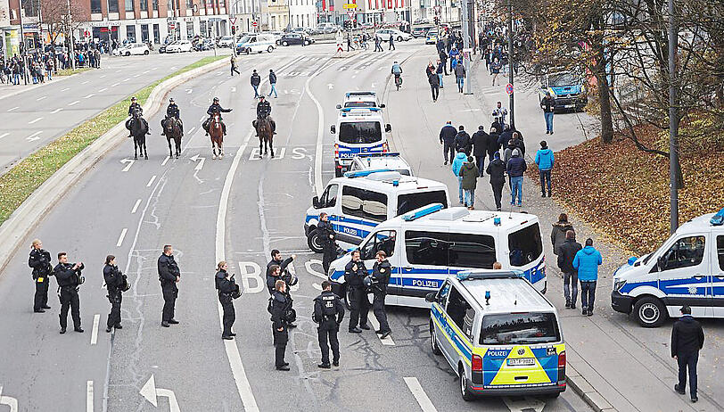 Insgesamt waren rund 500 Polizeibeamte im Einsatz, um etwaige Ausschreitungen zwischen den Fanlagern zu verhindern.