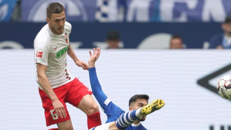 Schalkes Suat Serdar (r.) schießt den Ball vor Jeffrey Gouweleeuw (l.) aus Augsburg weg. Foto: Friso Gentsch Schalkes Suat Serdar (r.) schießt den Ball vor Jeffrey Gouweleeuw (l.) aus Augsburg weg. Foto: Friso Gentsch