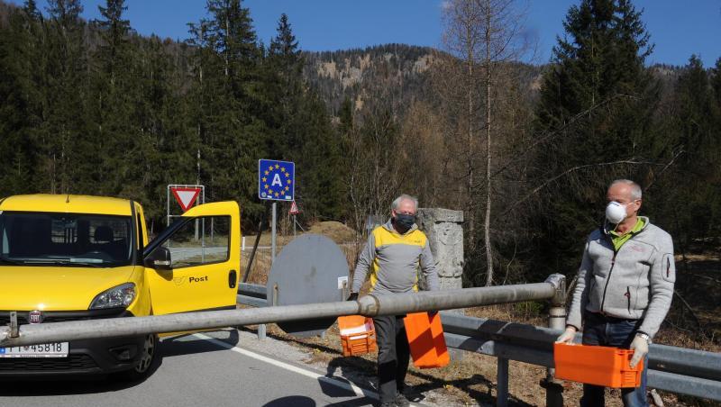 Zwei Postboten stehen an der Schranke an der Grenze von Deutschland zu Österreich. Foto: Ursula Düren/dpa Zwei Postboten stehen an der Schranke an der Grenze von Deutschland zu Österreich. Foto: Ursula Düren/dpa
