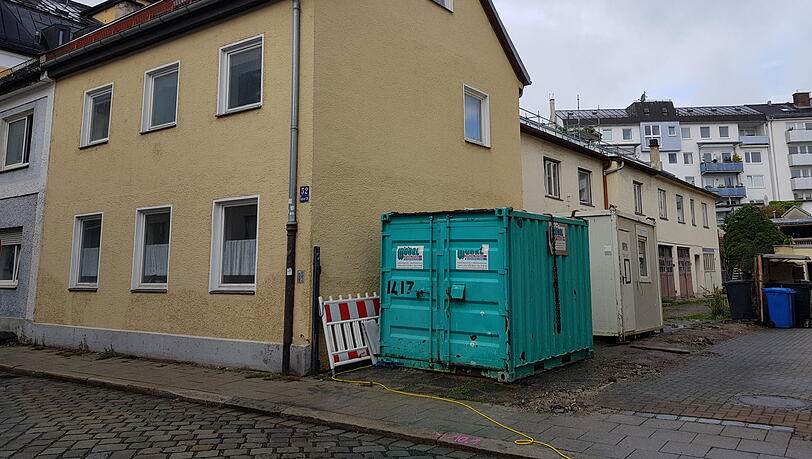 Sommerstraße 52 vorher: Hinter dem Vorderhaus reihen sich mehrere Garagen und Schuppen aneinander. Sie dürfen abgerissen werden.