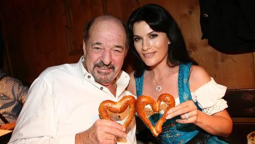 Zwei Herzen, zwei Brezen: Ralph Siegel, Großkomponist und vieles mehr, feiert mit seiner Frau Kriemhild und Freunden bei Käfers. Zwei Herzen, zwei Brezen: Ralph Siegel, Großkomponist und vieles mehr, feiert mit seiner Frau Kriemhild und Freunden bei Käfers.