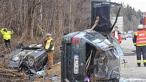 Schwerer Unfall: Der Audi landete auf dem Dach im Graben, der Golf auf der Beifahrerseite. Schwerer Unfall: Der Audi landete auf dem Dach im Graben, der Golf auf der Beifahrerseite.
