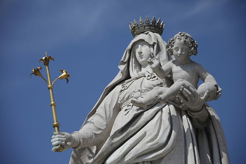 Die Brunnenstatue in Altötting.