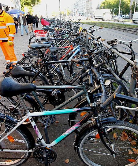 Verbeult, ausgeschlachtet, vergessen - das Baureferat entsorgt Schrott-Radl aus der Stadt, weil sie Platz wegnehmen und dem Stadtbild schaden. Die Bilder der Entsorgungs-Aktion.