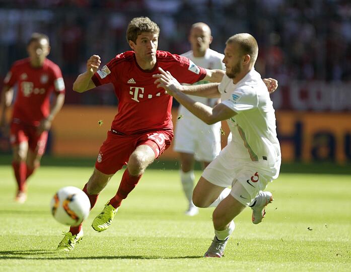 Thomas Müller - Note 3 - Eiskalt vom Elfmeterpunkt: Sechstes Saisontor, sicherte mal wieder einen Bayern-Sieg. Hatte seinen typischen Müller-Moment, als er in der ersten Halbzeit wild nach hinten trat, in der Hoffnung, auf diese Weise ein Tor zu schießen. Traf den Ball aber nicht richtig.