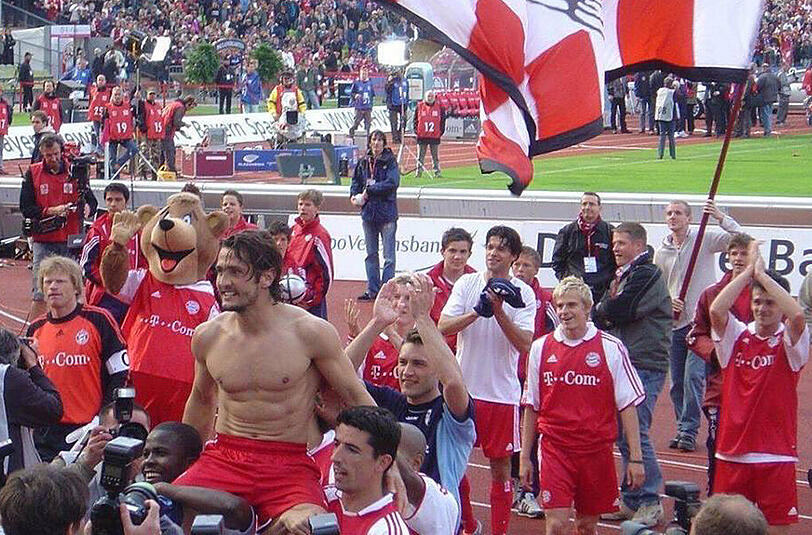Suchbild mit prominenten Profis: Die Twitter-News von Oliver Kahn zaubert alteingesessenen und frischen Bayern-Fans gleichermaßen ein Lächeln ins Gesicht.