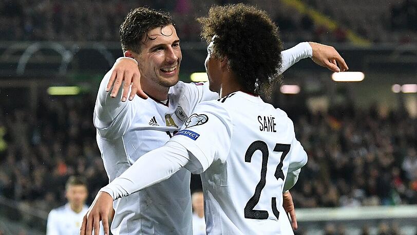 Leroy Sané - hier mit Bayern-Profi Leon Goretzka - wurde in Wolfsburg Opfer rassistischer Anfeindungen.