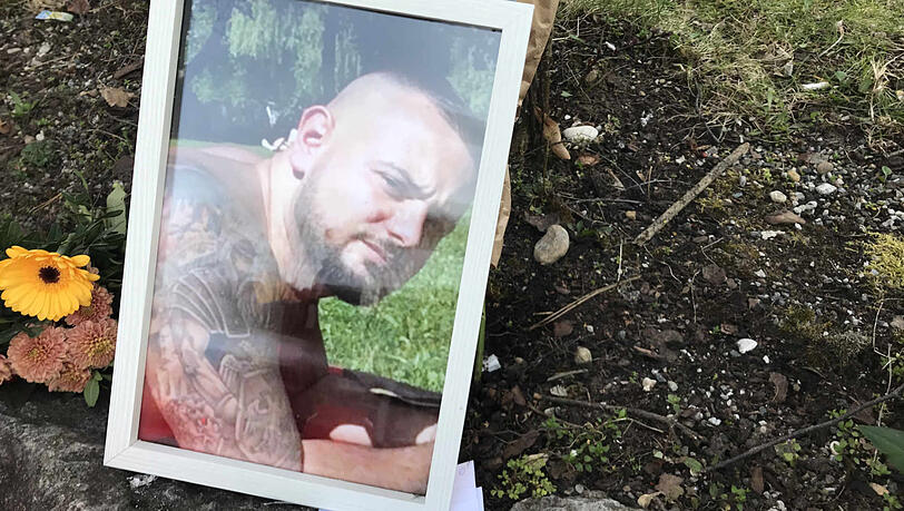 Am Harthof wird um das Mordopfer getrauert.