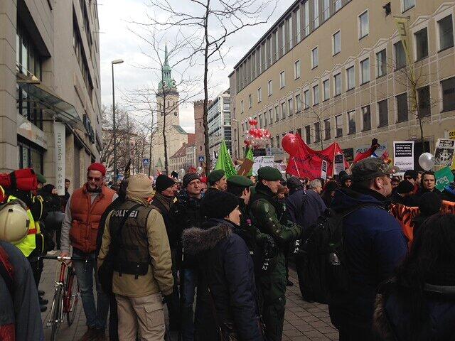 Rund 2500 Demonstranten protestieren gegen die Münchner Sicherheitskonferenz.