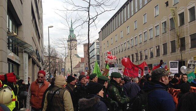 Rund 2500 Demonstranten protestieren gegen die Münchner Sicherheitskonferenz. Rund 2500 Demonstranten protestieren gegen die Münchner Sicherheitskonferenz.