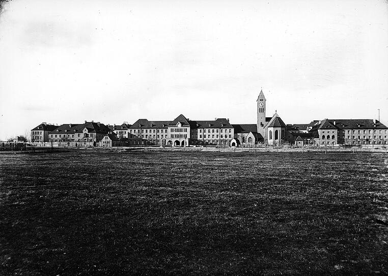 Völlig freie Sicht: Das neue Schwabinger Krankenhaus am Kölner Platz 1. Geplant und entworfen wurde es ab 1904 von Richard Schachner, gebaut zwischen 1906 und 1909. Die Aufnahme von 1911 zeigt, dass es damals noch auf freier Fläche stand &ndash; die heute komplett bebaut ist.