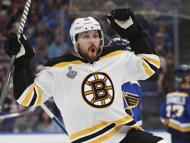 Sean Kuraly von den Boston Bruins feiert seinen Treffer.