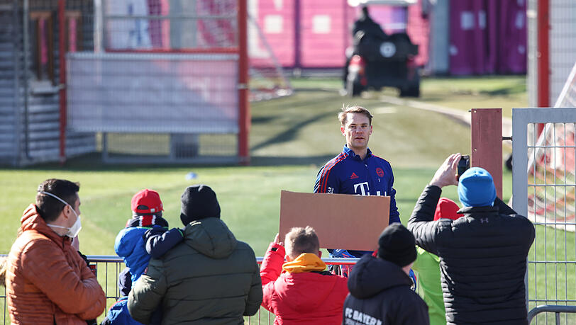 Torwart Manuel Neuer beim öffentlichen Training im Gespräch mit den Fans. Torwart Manuel Neuer beim öffentlichen Training im Gespräch mit den Fans.