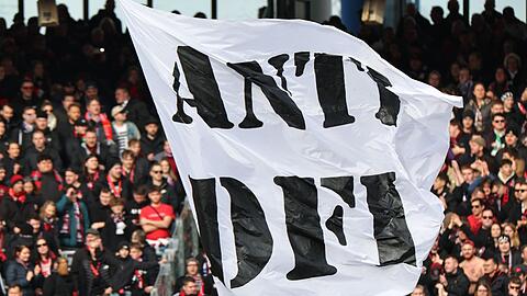 Nürnberger-Fans protestieren gegen die Investorenpläne der DFL.