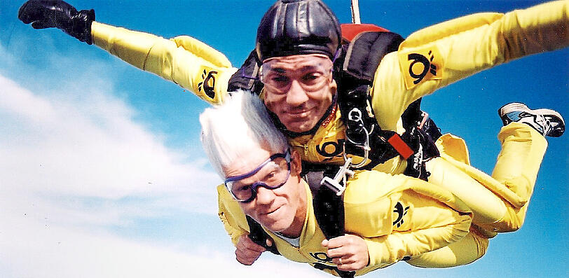 2. Mai 2000: Lorant beim Fallschirmsprung mit dem früheren Turn-Weltmeister Eberhard Gienger (oben).
