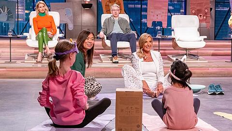 Investorin Dagmar W&ouml;hrl (r.) macht beim Kinder-Yoga gleich selbst mit - und beweist Talent.