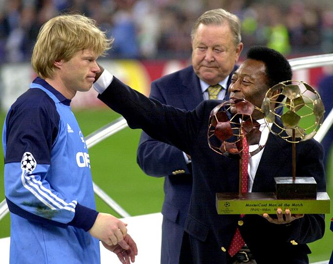 Oliver Kahn wird vom legendären Pelé als bester Spieler des Finales ausgezeichnet.