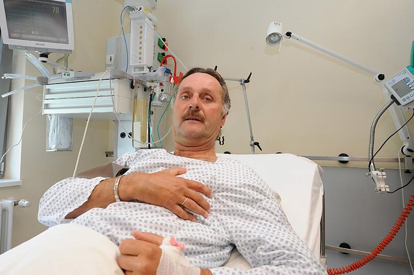 Daumen hoch! Peter Neururer nach seinem Herzinfarkt in der Klinik.