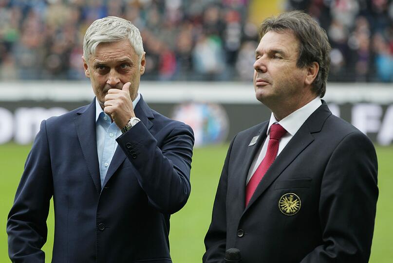Heribert Bruchhagen (rechts) verpflichtete Armin Veh 2011 als Trainer von Eintracht Frankfurt.