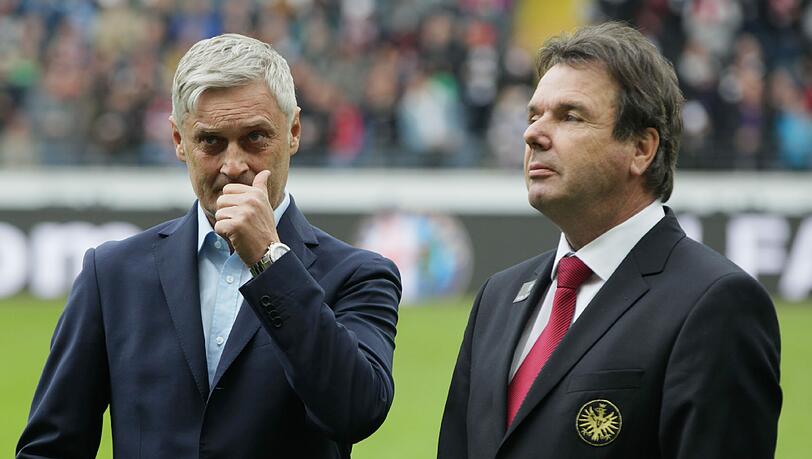 Heribert Bruchhagen (rechts) verpflichtete Armin Veh 2011 als Trainer von Eintracht Frankfurt. Heribert Bruchhagen (rechts) verpflichtete Armin Veh 2011 als Trainer von Eintracht Frankfurt.