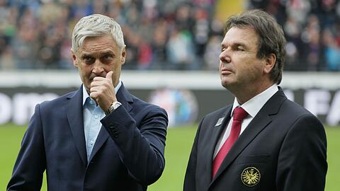 Heribert Bruchhagen (rechts) verpflichtete Armin Veh 2011 als Trainer von Eintracht Frankfurt.