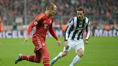 2. April 2013: Arjen Robben (links) im Duell mit Juventus-Profi Claudio Marchisio. Das Viertelfinal-Hinspiel gewannen die Münchner mit 2:0.